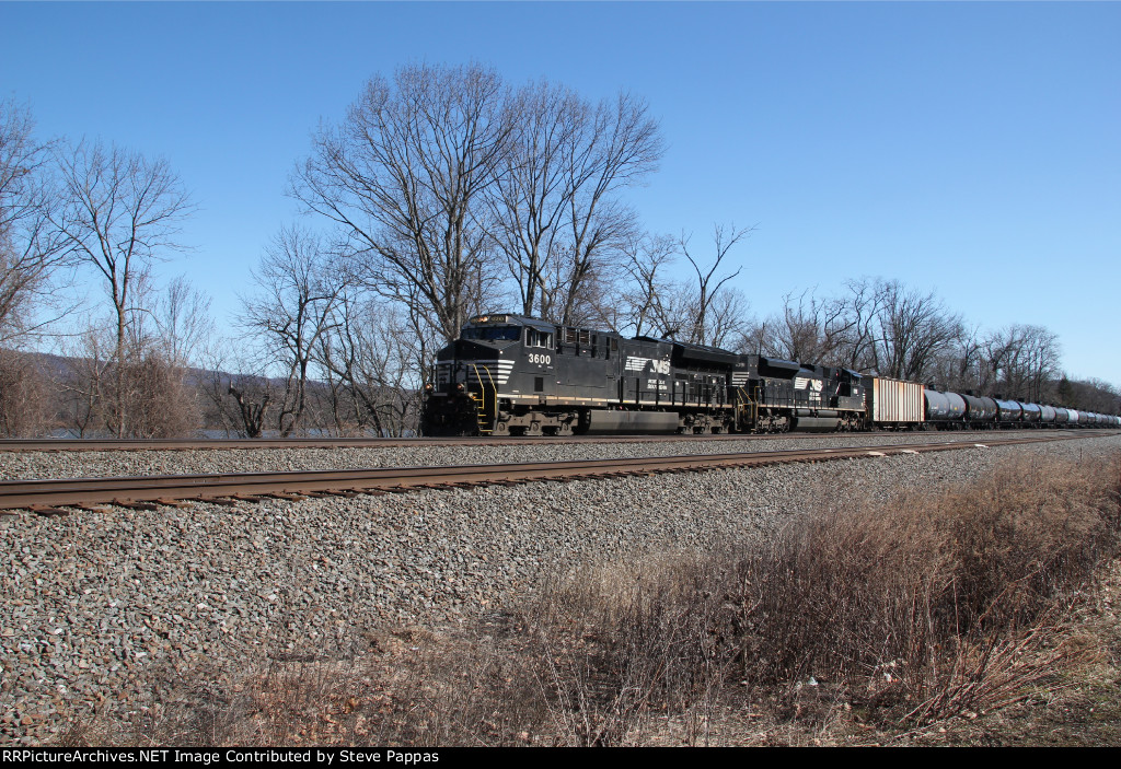 NS 3600 takes a westbound through Cove PA, MP116